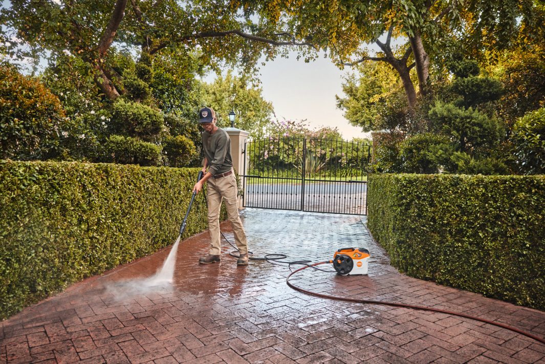 Stihl REA100 Plus AP System Cordless Pressure Washer - Image 2
